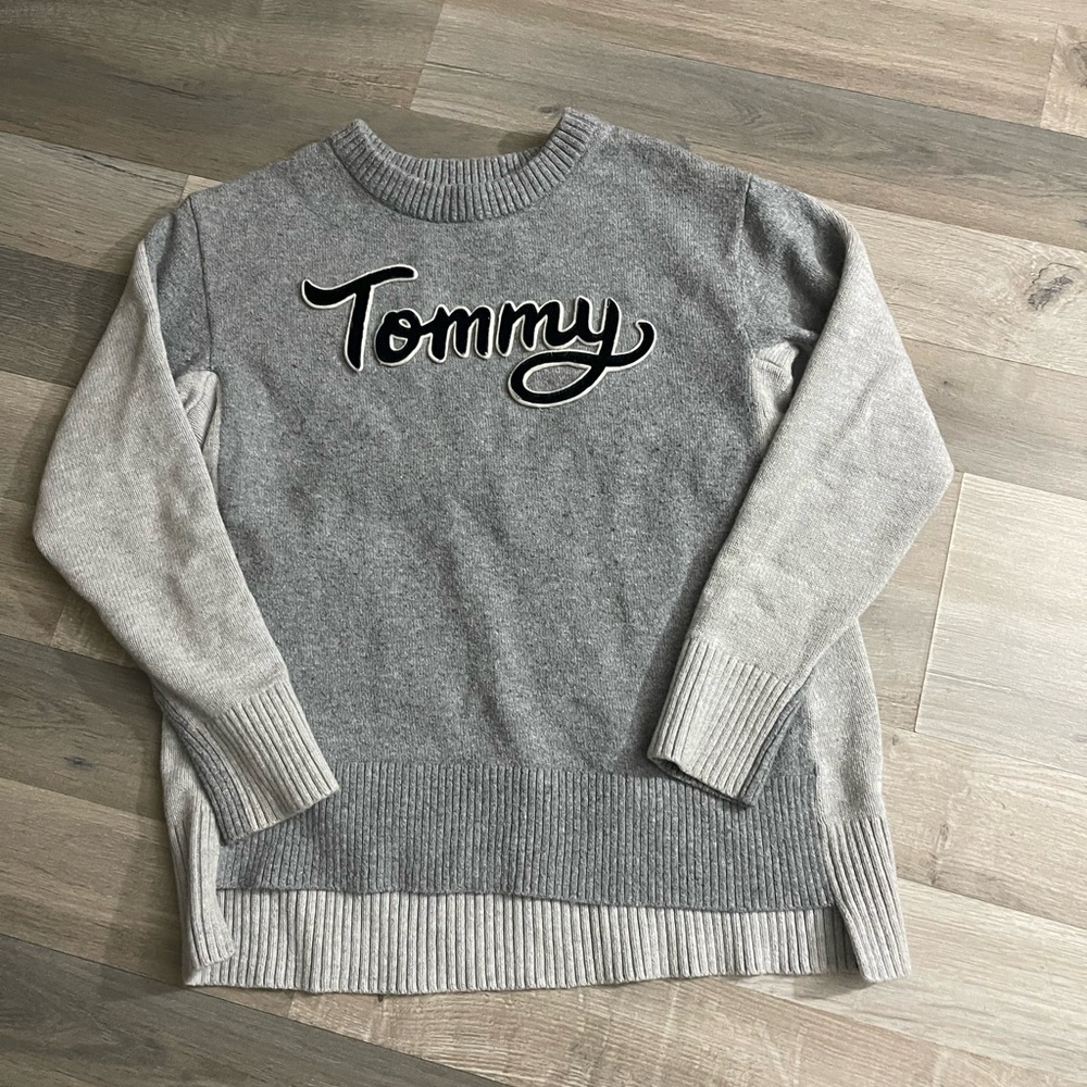 Tommy Hilfiger Two-Tone Gray Crewneck Sweater with Script Logo